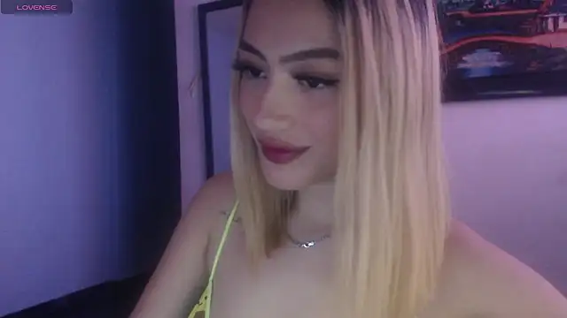 Snapshot of Sophi-tayson chatting on 5, 3, 2025 Sophi-tayson online show from 5, 3, 2025