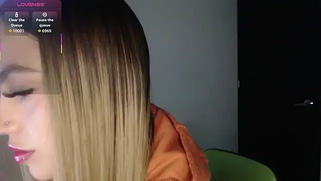 Snapshot of Sophi-tayson chatting on 4, 10, 2025 Sophi-tayson online show from 4, 10, 2025