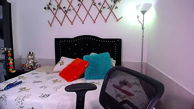 Snapshot of naughty_girl_4u chatting on 18, 11, 2025 naughty girl 4u online show from 18, 11, 2025