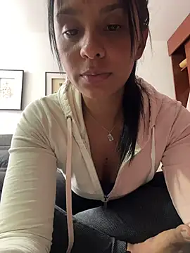 Snapshot of J_loren chatting on 23, 5, 2026 J loren online show from 23, 5, 2026