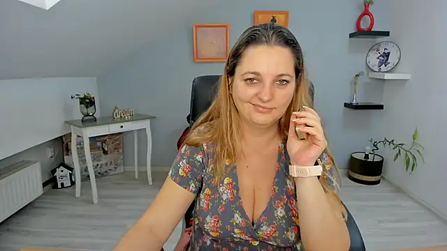 LollaGirl online show from 7, 2, 2025