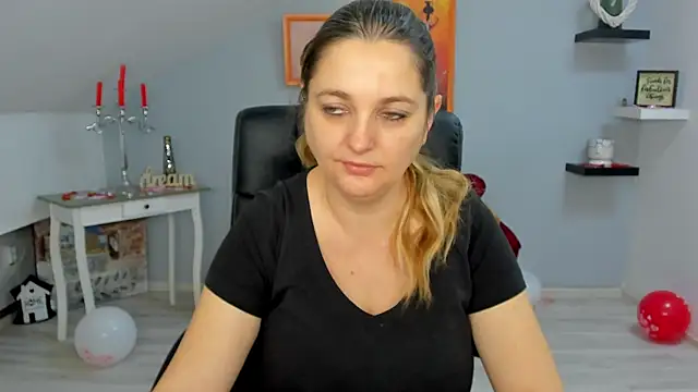 LollaGirl online show from 19, 2, 2025