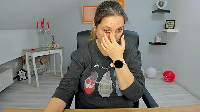 LollaGirl online show from 25, 2, 2025