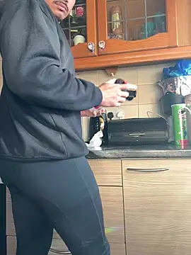 Snapshot of bigbrown- chatting on 12, 3, 2025 bigbrown- online show from 12, 3, 2025