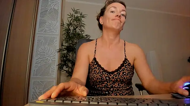 Snapshot of RebeccaMartinez chatting on 6, 7, 2026 RebeccaMartinez online show from 6, 7, 2026