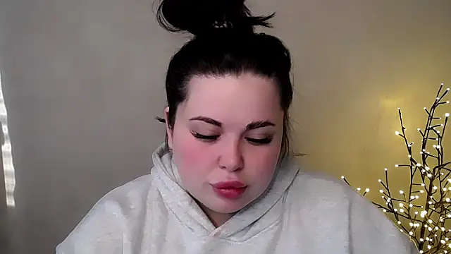 Emily Mo online show from 25, 11, 2025