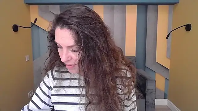 Snapshot of EllaLong chatting on 26, 10, 2025 EllaLong online show from 26, 10, 2025