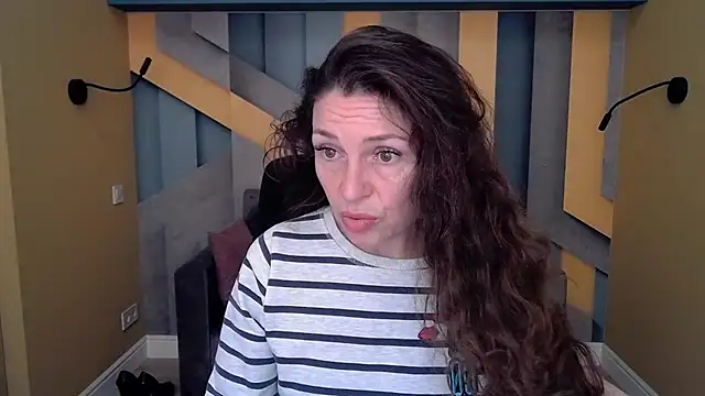 Snapshot of EllaLong chatting on 28, 10, 2025 EllaLong online show from 28, 10, 2025