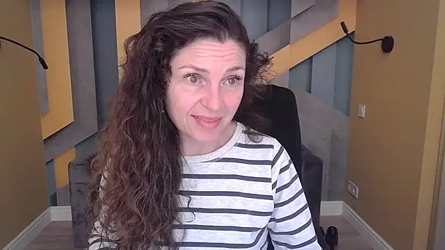 Snapshot of EllaLong chatting on 2, 11, 2025 EllaLong online show from 2, 11, 2025