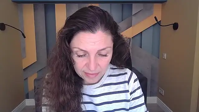 Snapshot of EllaLong chatting on 5, 11, 2025 EllaLong online show from 5, 11, 2025