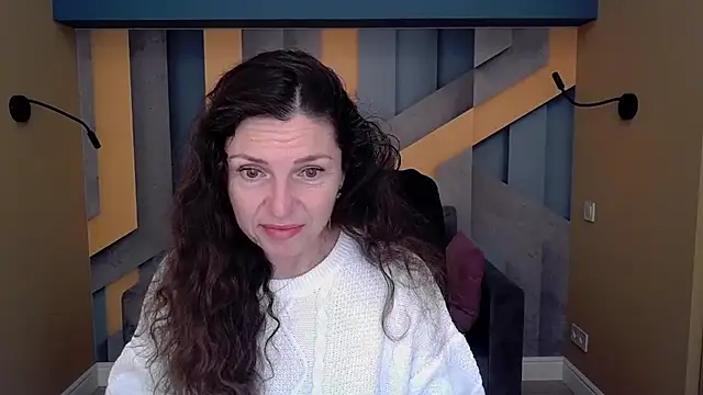 Snapshot of EllaLong chatting on 6, 11, 2025 EllaLong online show from 6, 11, 2025