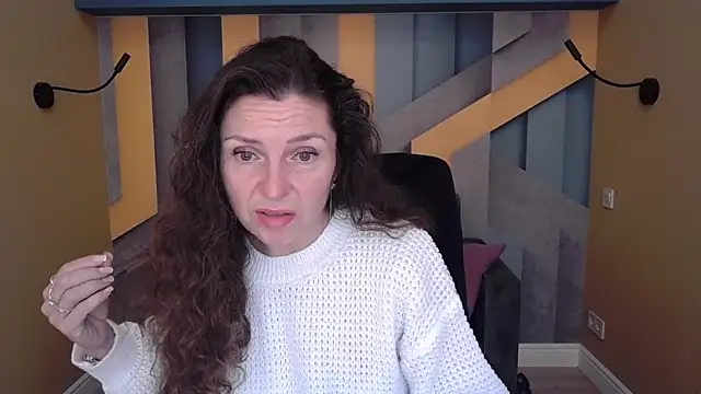 Snapshot of EllaLong chatting on 10, 11, 2025 EllaLong online show from 10, 11, 2025