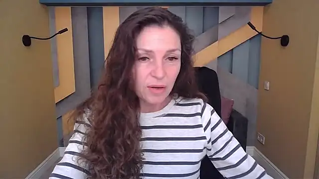 Snapshot of EllaLong chatting on 18, 11, 2025 EllaLong online show from 18, 11, 2025