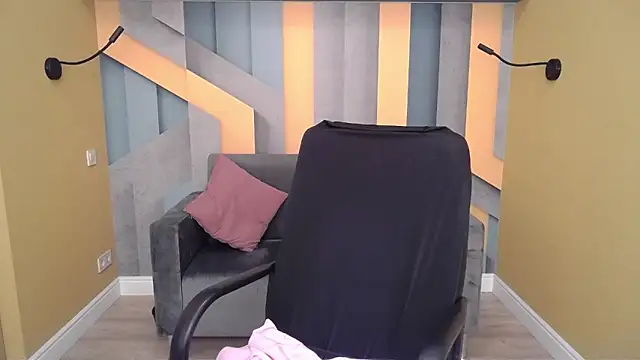 Snapshot of EllaLong chatting on 28, 11, 2025 EllaLong online show from 28, 11, 2025