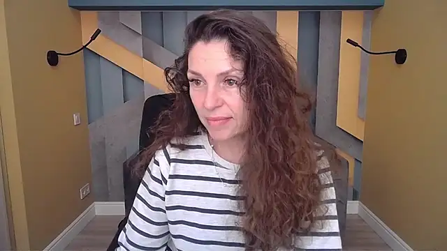 Snapshot of EllaLong chatting on 29, 11, 2025 EllaLong online show from 29, 11, 2025