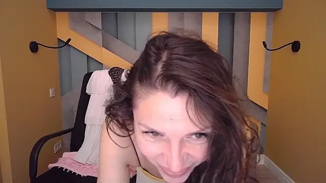 Snapshot of EllaLong chatting on 26, 4, 2026 EllaLong online show from 26, 4, 2026