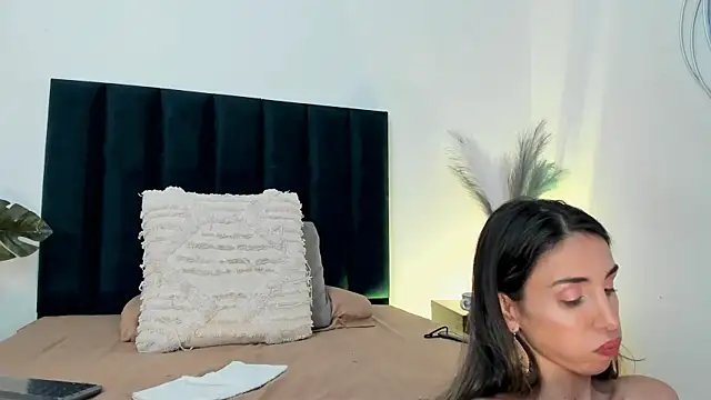 Nina Cavaali online show from 28, 1, 2025