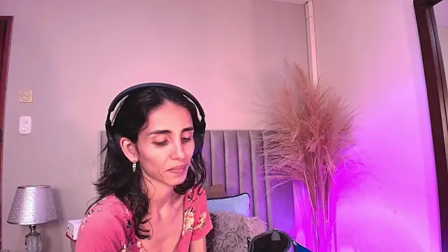 Nina Cavaali online show from 8, 9, 2025