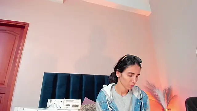 Nina Cavaali online show from 21, 10, 2025