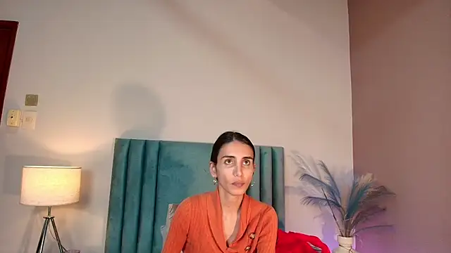 Nina Cavaali online show from 6, 11, 2025