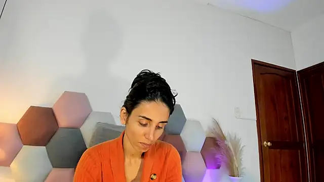 Nina Cavaali online show from 30, 11, 2025