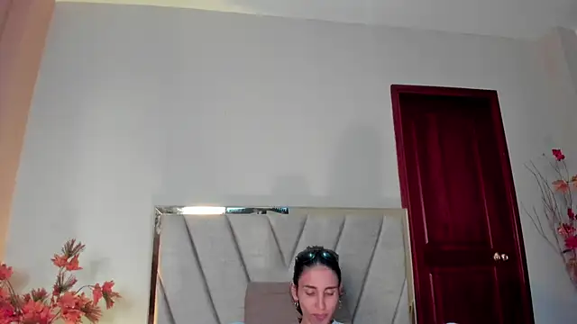 Nina Cavaali online show from 4, 12, 2025