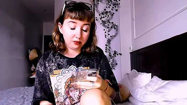 Cosmo Riri online show from 10, 1, 2025