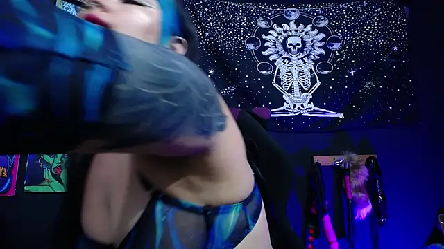 Yourmadame P online show from 16, 12, 2024