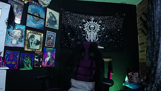 Yourmadame P online show from 7, 2, 2025