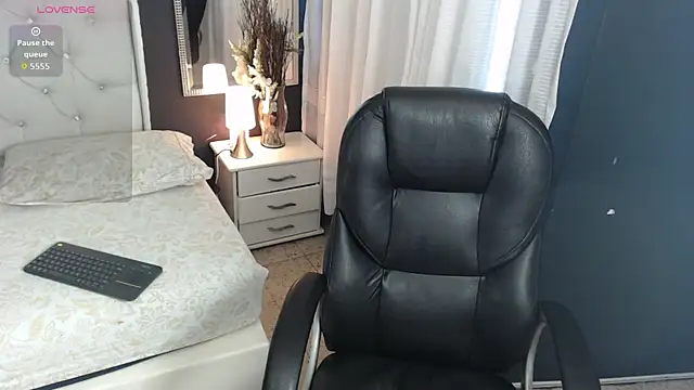 LiaVillalobos online show from 18, 10, 2025