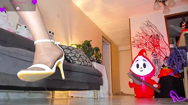 Snapshot of charlize_legs chatting on 10, 10, 2025 charlize legs online show from 10, 10, 2025