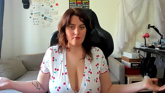 Snapshot of KiraKoval chatting on 7, 5, 2026 KiraKoval online show from 7, 5, 2026