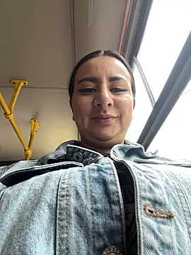 Abril Luv online show from 6, 4, 2026