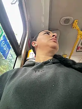 Abril Luv online show from 9, 4, 2026