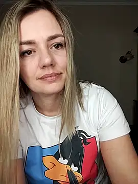 Snapshot of KrissSexi chatting on 5, 3, 2025 KrissSexi online show from 5, 3, 2025