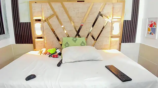 Athenea Mills online show from 27, 12, 2024