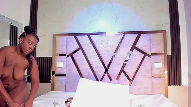 Athenea Mills online show from 4, 12, 2025