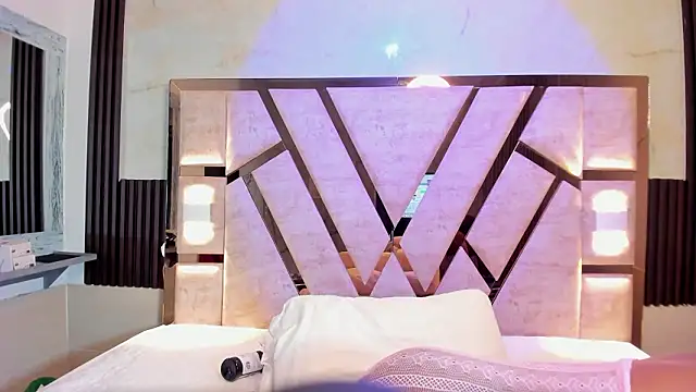 Athenea Mills online show from 3, 2, 2026