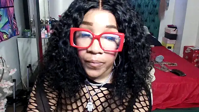 Snapshot of YasmineMinaj chatting on 11, 9, 2025 YasmineMinaj online show from 11, 9, 2025