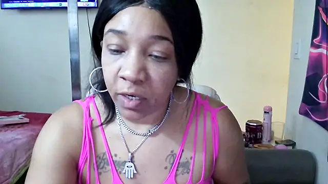 Snapshot of YasmineMinaj chatting on 14, 11, 2025 YasmineMinaj online show from 14, 11, 2025