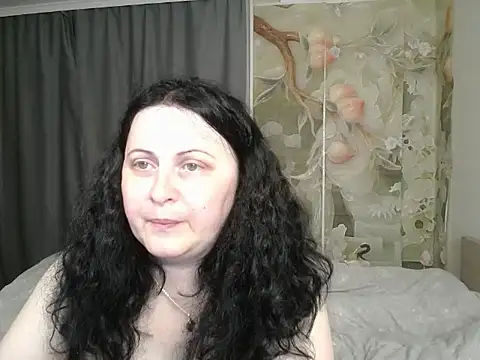 Snapshot of Lillian2 chatting on 7, 6, 2026 Lillian2 online show from 7, 6, 2026