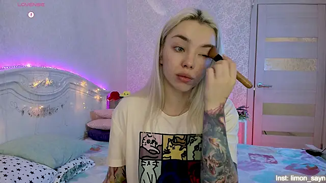 LillyMoure  online show from 16, 10, 2025