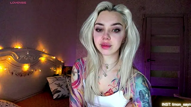 LillyMoure  online show from 15, 4, 2026