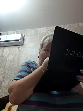 Snapshot of EffectFiona chatting on 2, 2, 2025 EffectFiona online show from 2, 2, 2025