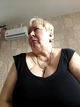 Snapshot of EffectFiona chatting on 8, 2, 2025 EffectFiona online show from 8, 2, 2025