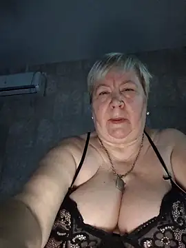 Snapshot of EffectFiona chatting on 9, 10, 2025 EffectFiona online show from 9, 10, 2025