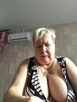 Snapshot of EffectFiona chatting on 1, 11, 2025 EffectFiona online show from 1, 11, 2025