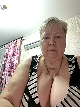 Snapshot of EffectFiona chatting on 3, 11, 2025 EffectFiona online show from 3, 11, 2025