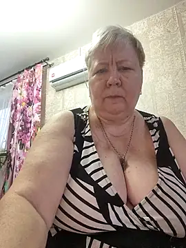 Snapshot of EffectFiona chatting on 6, 11, 2025 EffectFiona online show from 6, 11, 2025