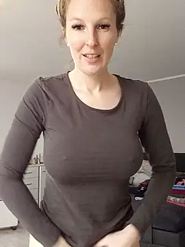 Snapshot of MaviePearl chatting on 2, 2, 2025 MaviePearl online show from 2, 2, 2025